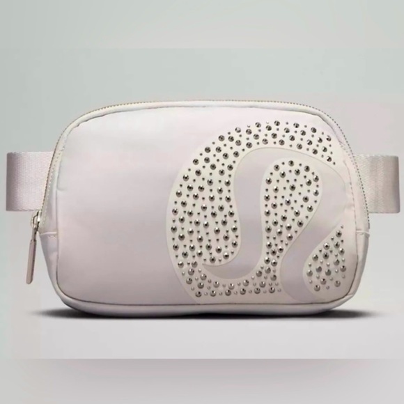 Lululemon Everywhere Studded Belt Bag 1L Vapor Light Gray Crossbody NWT - Picture 1 of 15